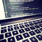 Kod na ekranie laptopa, automatyzacja testów: co opłaca się automatyzować, a co nie