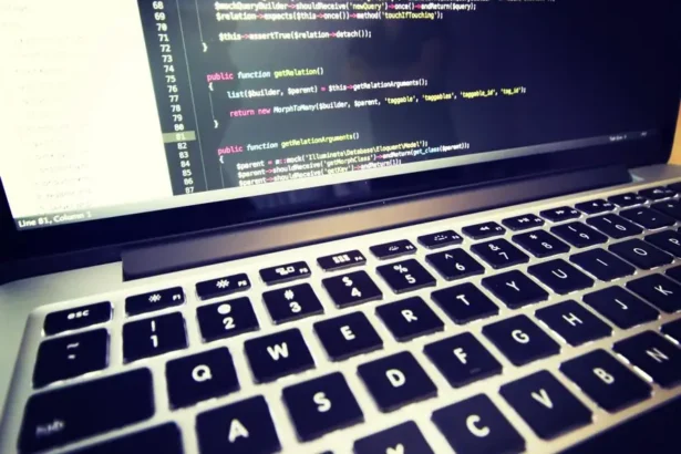 Kod na ekranie laptopa, automatyzacja testów: co opłaca się automatyzować, a co nie