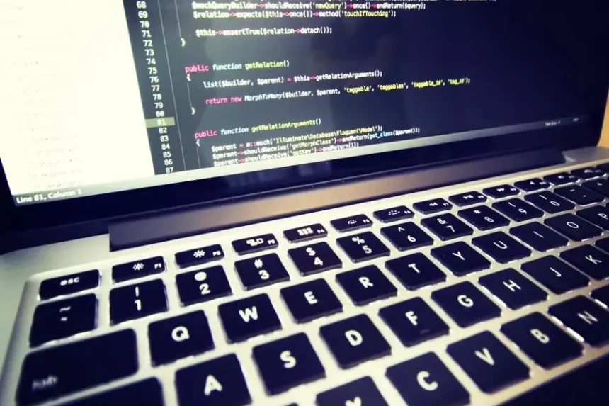 Kod na ekranie laptopa, automatyzacja testów: co opłaca się automatyzować, a co nie