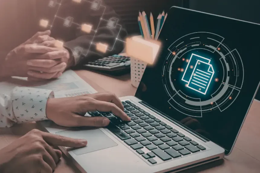 Dłonie nad laptopem z hologramem dokumentów, dane testowe a GDPR i pseudonimizacja