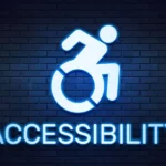 Neonowy symbol dostępności na ceglanej ścianie, WCAG jako element definicji ukończenia