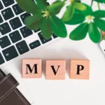Klocki z napisem MVP na laptopie, minimum QA w MVP: co testować, żeby nie zabić pomysłu błędem