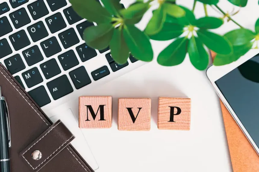 Klocki z napisem MVP na laptopie, minimum QA w MVP: co testować, żeby nie zabić pomysłu błędem