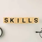 Klocki z napisem skills, lupa i okulary, trzy mity o techniczności w karierze QA