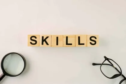 Klocki z napisem skills, lupa i okulary, trzy mity o techniczności w karierze QA