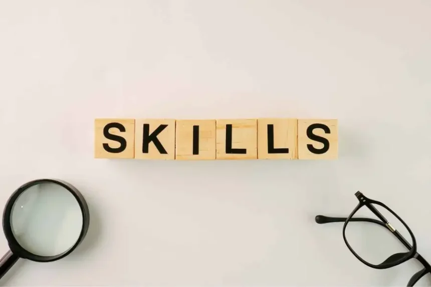 Klocki z napisem skills, lupa i okulary, trzy mity o techniczności w karierze QA