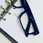 Kalendarz z zaznaczonymi dniami i okulary, plan wdrożenia automatyzacji testów na 6 miesięcy