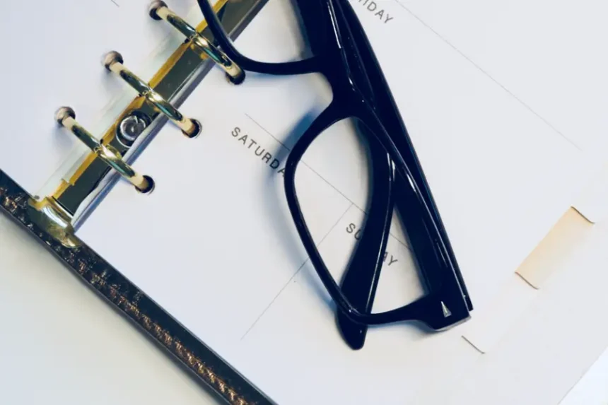 Kalendarz z zaznaczonymi dniami i okulary, plan wdrożenia automatyzacji testów na 6 miesięcy