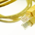 Zwinięty żółty kabel sieciowy, testy end to end: jak unikać testowego spaghetti