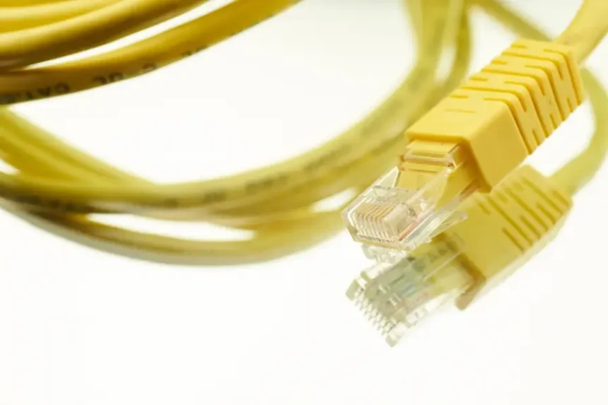Zwinięty żółty kabel sieciowy, testy end to end: jak unikać testowego spaghetti