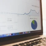 Laptop z wykresami analitycznymi na ekranie, dlaczego dashboard jakości kłamie i jak to naprawić