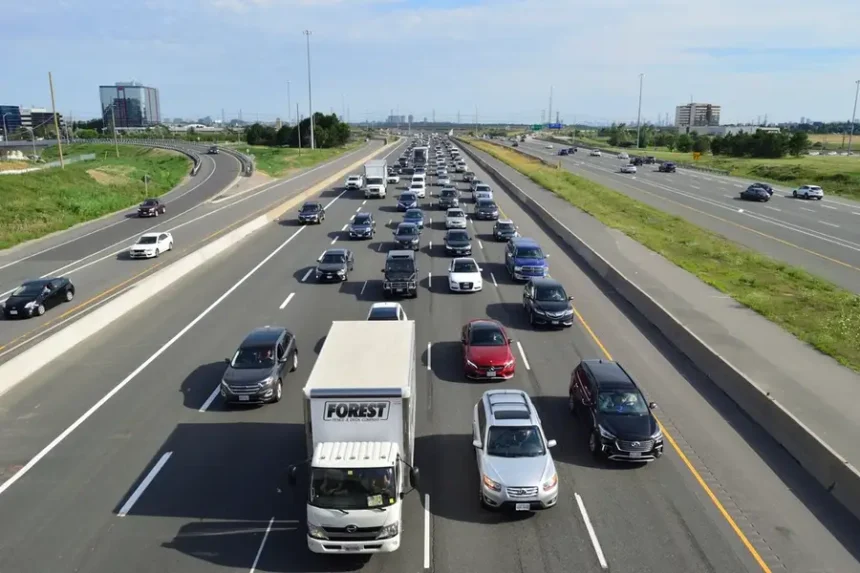 Korek samochodowy na wielopasmowej autostradzie, po czym poznać, że pipeline testów jest za wolny