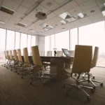 Pusta sala konferencyjna z długim stołem i krzesłami, dziesięć niewygodnych pytań do kandydata na QA Leada