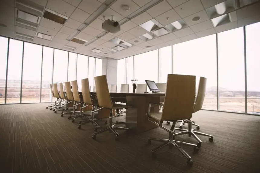 Pusta sala konferencyjna z długim stołem i krzesłami, dziesięć niewygodnych pytań do kandydata na QA Leada