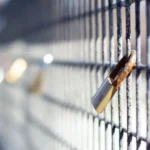 Kłódka zamknięta na metalowej bramie, testy zgodności z RODO jako bramka w pipeline, nie rytuał przed wydaniem