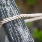 Lina zawiązana wokół drewnianego słupa, trzy ryzyka, których nikt nie uwzględnia w planie testów