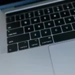 Zbliżenie klawiatury laptopa, testowanie dostępności zaczyna się od odłożenia myszy