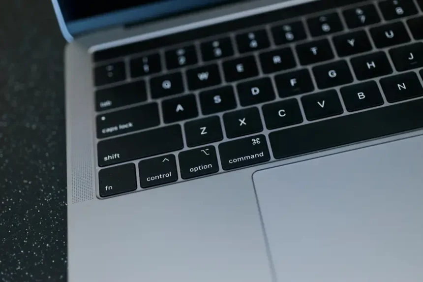 Zbliżenie klawiatury laptopa, testowanie dostępności zaczyna się od odłożenia myszy