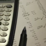 Kalkulator i wydruk z liczbami, metryki jakości oprogramowania liczone dla CFO