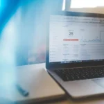 Laptop z panelem analityki ruchu na żywo podczas testów wydajnościowych przed szczytem sprzedażowym