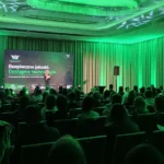 Pełna sala uczestników Testing Ground Conference 2026, na ekranie hasło Bezpieczna jakość. Dostępna technologia.