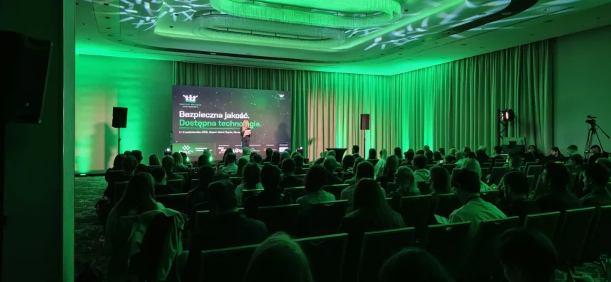 Pełna sala uczestników Testing Ground Conference 2026, na ekranie hasło Bezpieczna jakość. Dostępna technologia.