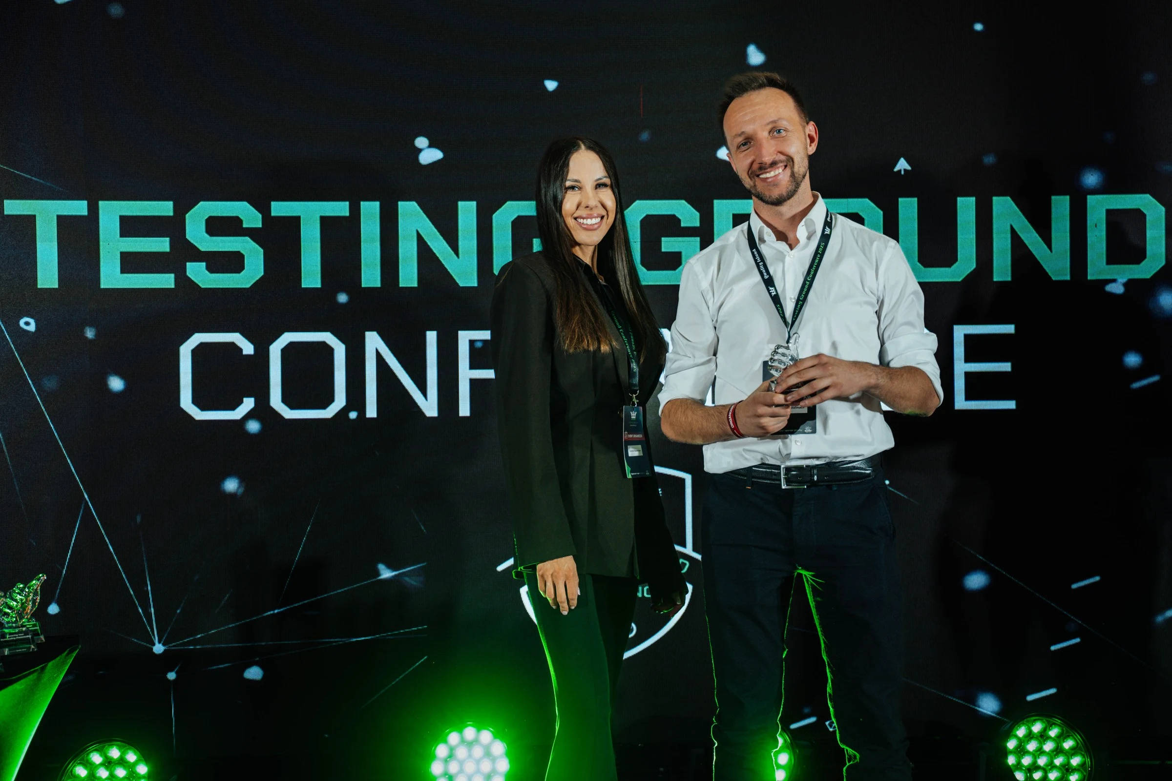 Tomasz Stelmach i Dominika Stelmach, organizatorzy Testing Ground Conference, na scenie konferencji